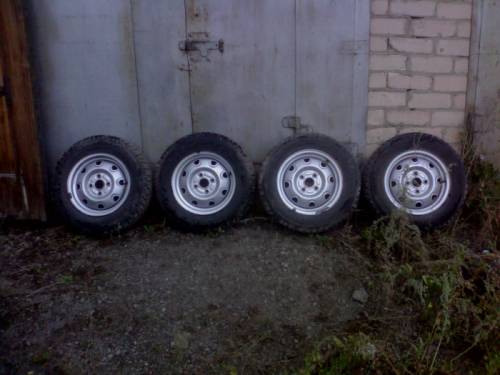 продаю 4 зимних  шыпованных колеса  