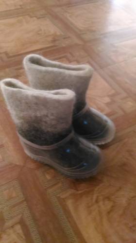 Продам новые валенки с калошами