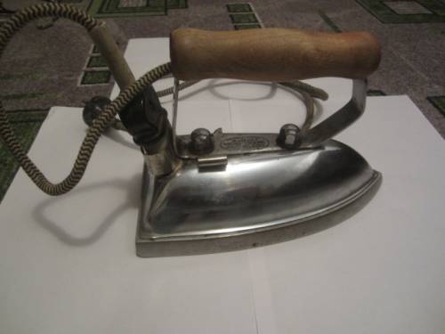 продам утюг  1953 г в рабочем состоянии