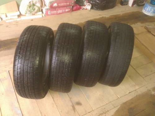 Продаю шины б/у Dunlop  215/65R15, зимние