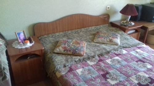 продаю кровать 2-х спальную,2 тумбы прикроватные и шифоньер.. 