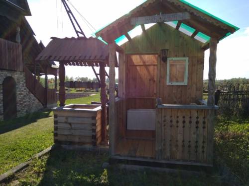 Продается: деревянный декоративный колодец (100 x 100), дачный туалет (170 x 200