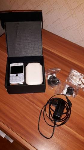 Надежный телефон Blackberry 9700