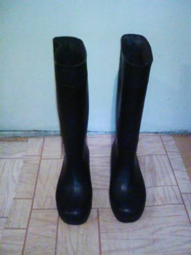 Продам резиновые сапоги